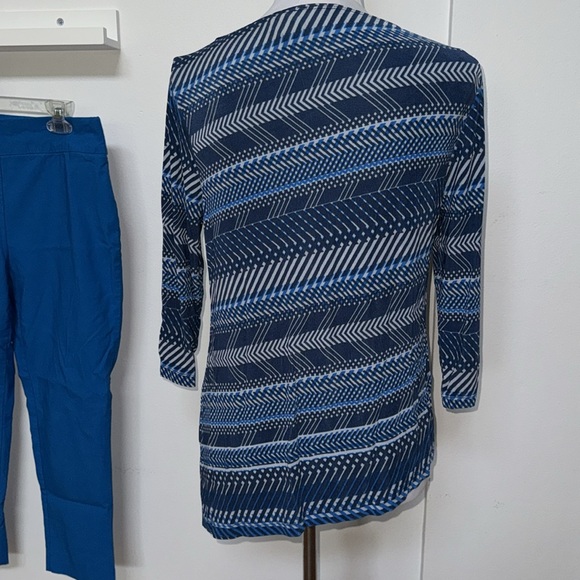 Travelers by Chico’s Blue Asymmetrical Sky Weaves Elbow Sleeve Top - Picture 5 of 9